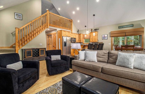 Baldwin Casa | The Red Door Cottage on Big Star Lake, Sleeps 8!