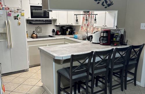 Nederland Casa | The Red Door Home 3-bedroom house in Nederland Texas. Your home away from home