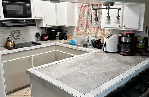 Nederland Casa | The Red Door Home 3-bedroom house in Nederland Texas. Your home away from home