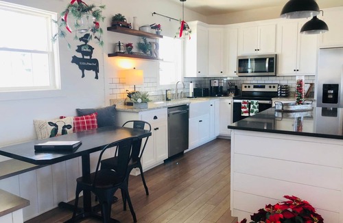 Scottsville Casa | the Red Door Lakeside