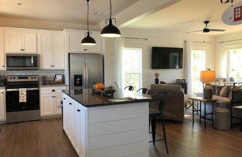 Scottsville Casa | the Red Door Lakeside