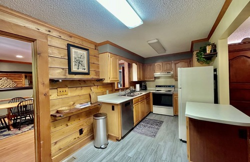 Greensboro Casa | The Red Fox Cabin - Urban Retreat