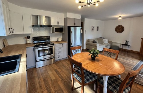 Lac-Superieur Apartamento | The Red Lodge - Peaceful one bedroom condo with spa