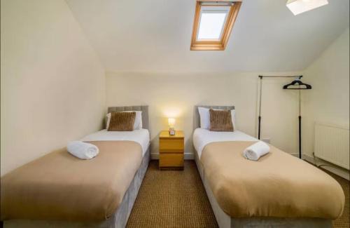 Crosby Casa | The Red Retreat, 7 Beds, Garden, Free Parking, Contractors, Fast Wifi, Smart TV