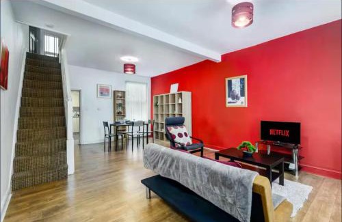 Crosby Casa | The Red Retreat, 7 Beds, Garden, Free Parking, Contractors, Fast Wifi, Smart TV