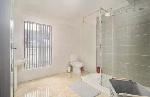 Crosby Casa | The Red Retreat, 7 Beds, Garden, Free Parking, Contractors, Fast Wifi, Smart TV
