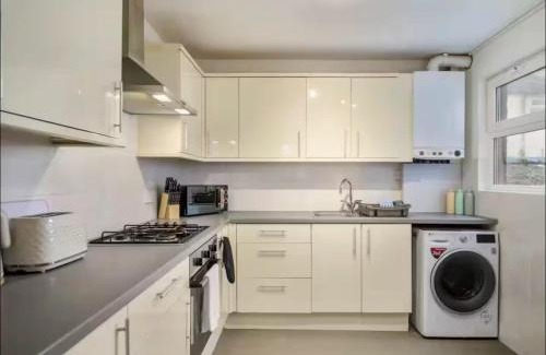 Crosby Casa | The Red Retreat, 7 Beds, Garden, Free Parking, Contractors, Fast Wifi, Smart TV
