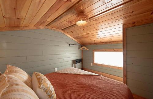 Lookout Valley Neighborhood Association Casa | The Red Roost Cabin
