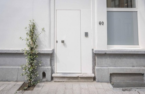 Antwerp Apartamento | The Red With Pearls in Antwerp