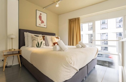 Antwerp Apartamento | The Red With Pearls in Antwerp