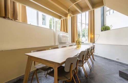 Antwerp Apartamento | The Red With Pearls in Antwerp