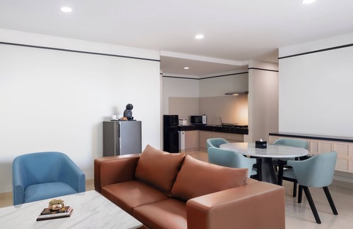 Kesawan Hotel | The Reiz Suites, Artotel Curated