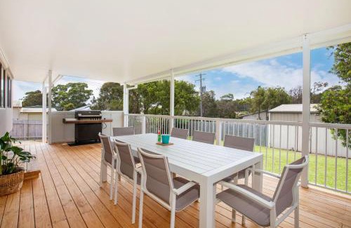 Culburra Beach Casa | The Relax Shack - Pet Friendly - 8 Mins Walk to Beach