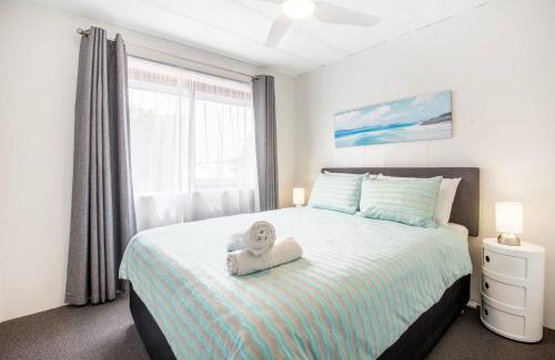 Culburra Beach Casa | The Relax Shack - Pet Friendly - 8 Mins Walk to Beach