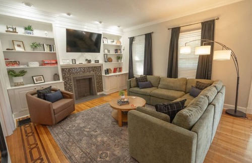 Highlands Douglass Casa | The Reserve ~ 5BR Fun! Hot Tub, Fire Pit, Deck, Walkable To Bardstown Rd