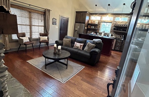 Lucas Casa | The Retreat at Eagles Landing. Cozy cabin in a beautiful and gated neighborhood,
