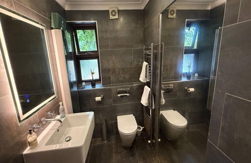 Blaenavon Cama Y Desayuno | The Retreat at Little Oaks | Wellness Escape, UNESCO Blaenavon with Pool & Sauna