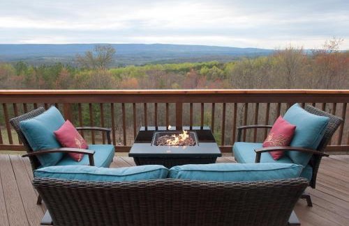 Berkeley Springs Casa | The Retreat at Upland Trail -Private 3BR
