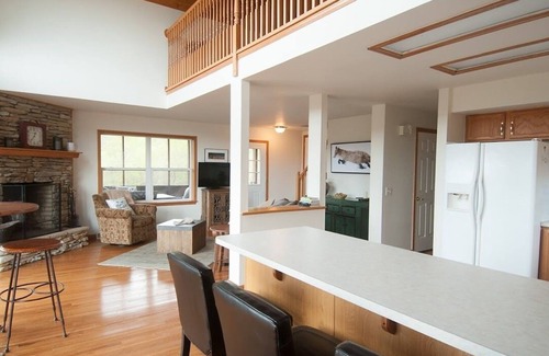 Berkeley Springs Casa | The Retreat at Upland Trail - 30 acres, Mountain Views, sleeps 10