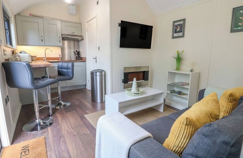 Bangor-on-Dee Cabaña | THE RETREAT, pet friendly, luxury holiday cottage in Bangor-On-Dee