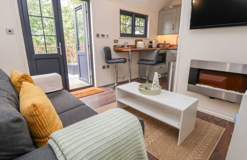 Bangor-on-Dee Cabaña | THE RETREAT, pet friendly, luxury holiday cottage in Bangor-On-Dee
