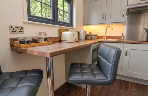 Bangor-on-Dee Cabaña | THE RETREAT, pet friendly, luxury holiday cottage in Bangor-On-Dee