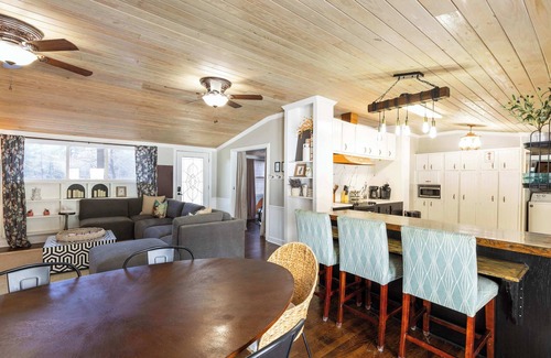 South Belmont Casa | "The Retreat" w/ Hot Tub + Pool + Game Room + King Suite