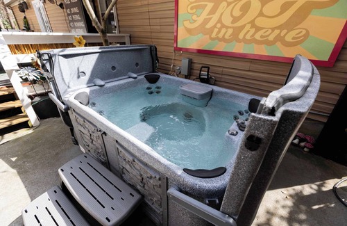 South Belmont Casa | "The Retreat" w/ Hot Tub + Pool + Game Room + King Suite