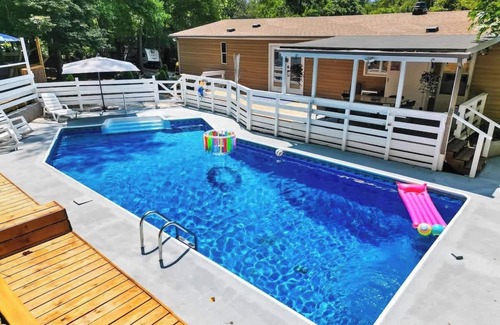 South Belmont Casa | "The Retreat" w/ Hot Tub + Pool + Game Room + King Suite