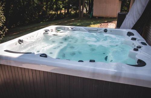 Hickory Casa | The Retreat with Private Pool and Hot Tub!