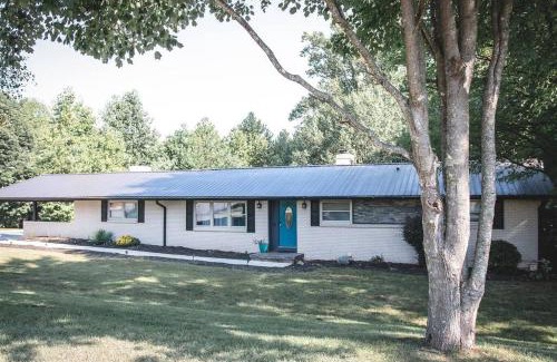 Hickory Casa | The Retreat with Private Pool and Hot Tub!