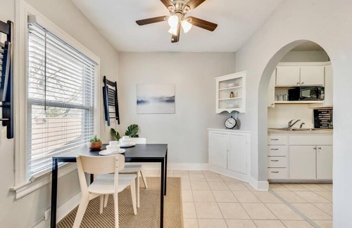 Lower Greenville Apartamento | The Retro Lower-Greenville Apartment