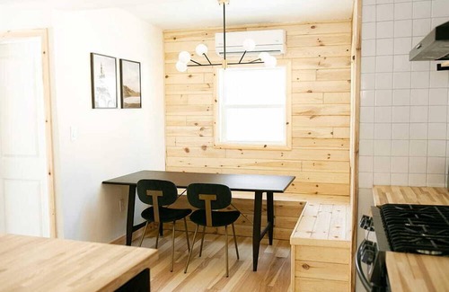 Greentown Cabina | The Rex Hotel