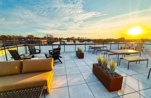 Cleveland Park Apartamento | The Rhinestone Cowgirl | 2BR East Nash Retreat