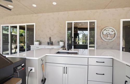 Columbia Casa | The Ridgewood Estate : Pool - Fire Pit - Central