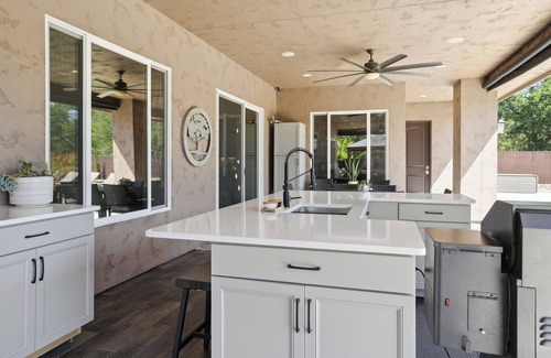 Columbia Casa | The Ridgewood Estate : Pool - Fire Pit - Central