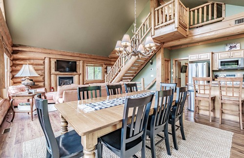 Sunday River Area Cabina | The Right Stuff Rental - Custom log home nestled in the trees! Minutes to Sunday River!