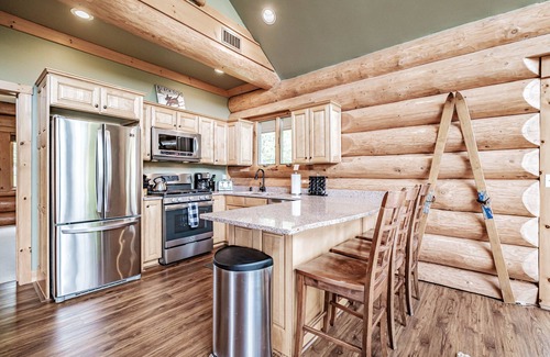 Sunday River Area Cabina | The Right Stuff Rental - Custom log home nestled in the trees! Minutes to Sunday River!