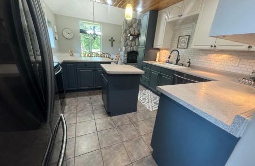 Squaw Lake Complejo | The River Condos Hot Tub Fireplace Family & Pet Friendly River Front 2 to 6 bedroom condos dock
