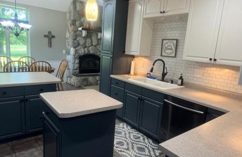 Squaw Lake Complejo | The River Condos Hot Tub Fireplace Family & Pet Friendly River Front 2 to 6 bedroom condos dock
