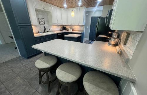 Squaw Lake Complejo | The River Condos Hot Tub Fireplace Family & Pet Friendly River Front 2 to 6 bedroom condos dock
