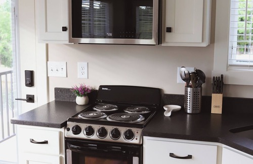 Bloomfield Cabaña | The River Hill Farm Cottage offers the perfect blend of peace and modern ease.