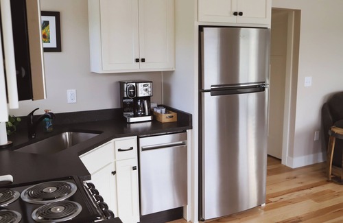 Bloomfield Cabaña | The River Hill Farm Cottage offers the perfect blend of peace and modern ease.