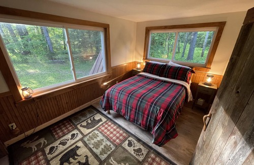 Salisbury Center Casa | The River House! 25 Private Acres on the Water!
