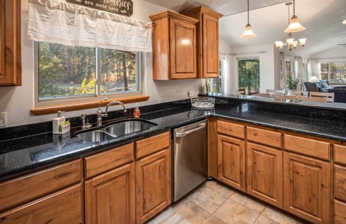 Post Falls Casa | The River House - Kayaks Included!