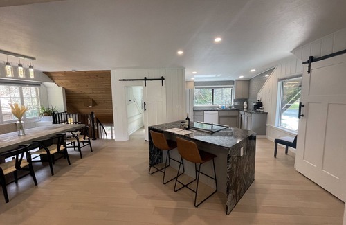 Grants Pass Casa | The River House with Views of the Famous Rogue River! No cleaning fees!
