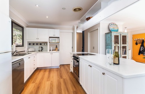 Marlow Casa | The River Shack - Breathtaking River Views, Waterfront House With hot tub