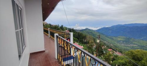 Karsiyang Casa | The River View Crescent