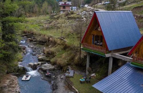 Banjar Chalet De Esquí | The Riverbank Nest