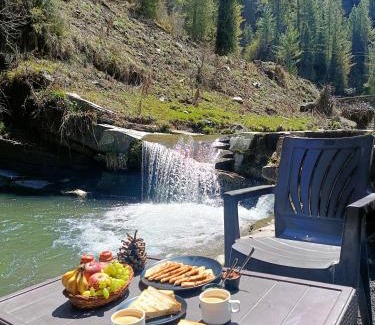 Banjar Chalet De Esquí | The Riverbank Nest